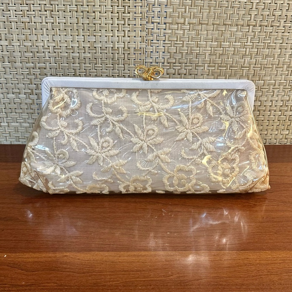 🌟HP🌟VTG 1960s Vinyl & Cream Lace Clutch Evening Bag with Gold Bow Lift Clasp